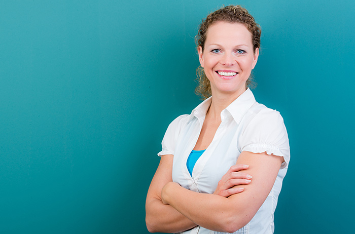 Gebärmutterhalskrebs verhindern ist möglich, wenn Sie eine zuverlässige Abstrich-Methode wählen, die Auffälligkeiten nicht übersieht und prözise beschreibt. So können Vorstufen frühzeitig und schonend, auch mit konservativen Methoden behandelt werden.
Frau mit lockigen blonden Haaren und weißem T-Shirt vor türkisem Hintergrund strahlt, weil Sie weiß, wie sie Krebs verhindern kann.