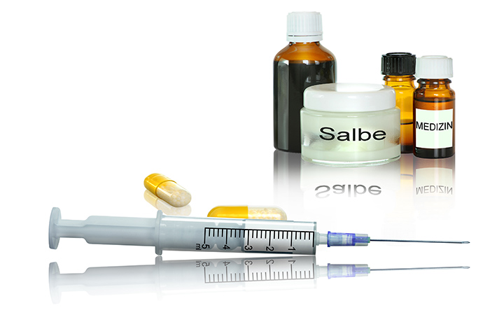 Vorstufen von Gebärmutterhalskrebs können mit konservativer Therapie schonend behandelt werden.
Tabletten, Salbe, Medizinflaschen und Spritze auf weißem leicht spiegelnden Hintergrund als Medikamente zur konservativen Behandlung