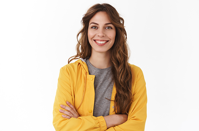 Wenn Sie sich bei der Früherkennung Gebärmutterhalskrebs auskennen und die richtigen Entscheidungen treffen, haben Sie beste Chancen, gesund zu bleiben und gesund zu werden.
Junge Frau mit langen braunen Haaren in gelber Jacke schaut optimistich auf die Situation.