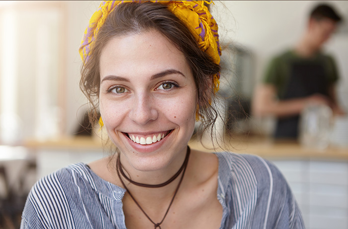 Für Ihre Sicherheit können Sie glücklicherweise etwas tun. Um Gebärmutterhalskrebs und Übertherapien zu vermeiden, können Sie sich informieren oder einfach dem S-Pap vertrauen.
Junge Frau mit braunen Haaren und gelbem Kopfband, gestreifter blau-weißer Bluse und dünnem braunen Leder-Halsband lächelt freundlich und optimistisch.